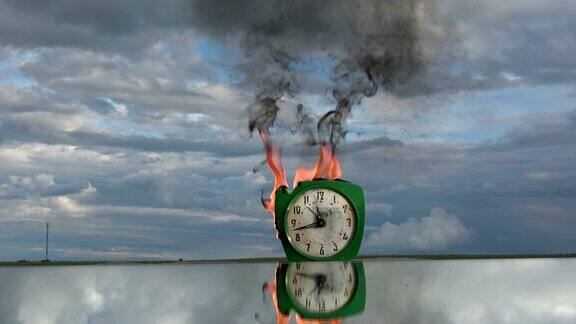 时间和火在太空镜子上烧一个复古时钟