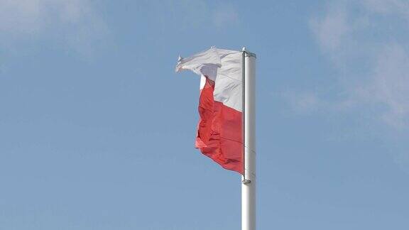 桅杆上飘扬的波兰国旗