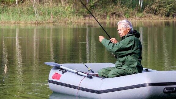 在湖上钓鱼的退休渔夫