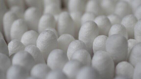 木制的棉花芽在特写镜头棉花芽在一个圆形的塑料容器