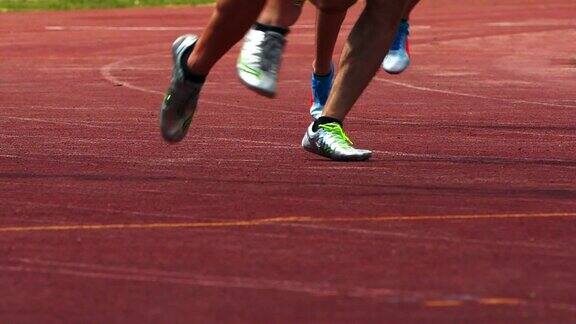 男子400米短跑运动员跑曲线
