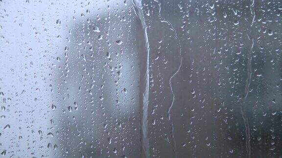 雨水滴在窗户玻璃上