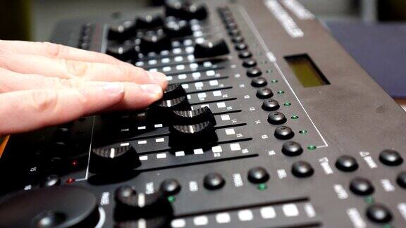男手混音控制台录音室混音台与工程师或音乐制作人