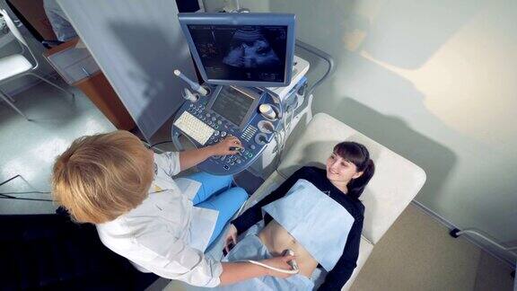 孕妇的腹部正在接受超声波检查