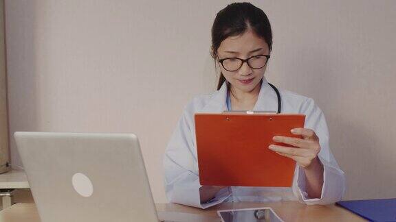 亚洲女医生通过视频聊天在线咨询病人远程保健和远程医疗
