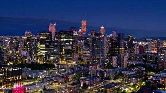 黎明时分西雅图的发光办公大楼-无人机拍摄