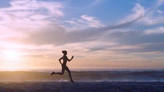 健身精力和健康的生活方式的运动员沿着海滩在日落运动型女性剪影户外训练有早期有氧跑步练习速度和耐力