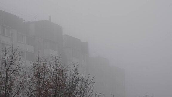 高楼大厦在雾中黑暗阴沉的秋色