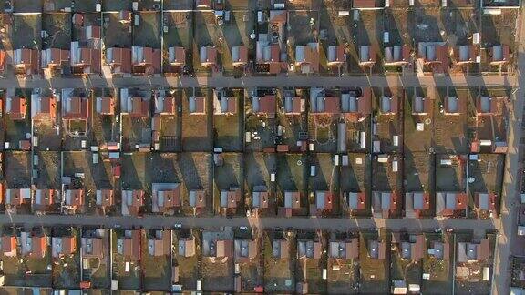俯视图从飞行的无人机村庄与相同的房子从红屋顶和砖在农村鸟瞰图住宅区与砖房和别墅在郊区