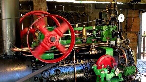 漂亮的老式蒸汽机与大皮带和快速移动的活塞工作