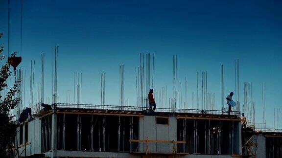建筑工人在楼顶的时间间隔