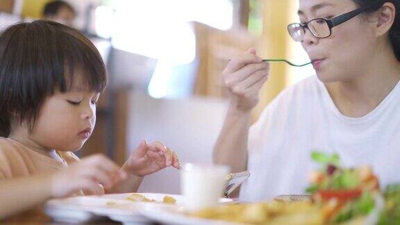 快乐儿童餐母亲和儿子喜欢一起在餐厅吃饭