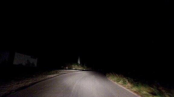 夜间在森林乡村道路上行驶4k