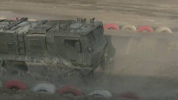 特种部队的军事演习-装甲车辆与水越过护城河
