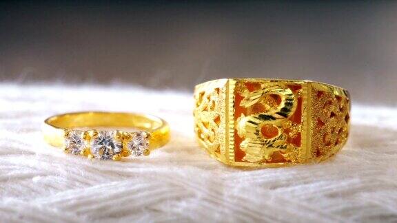 微距拍摄的金色结婚戒指与白色纹理的背景
