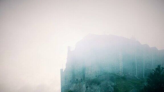 可怕的中世纪建筑石墙隐藏在雾中神秘的