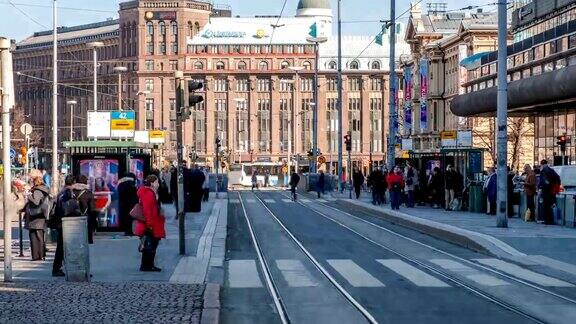 一段芬兰人使用城市有轨电车上班的时间城市人的日常生活芬兰赫尔辛基