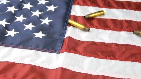 慢镜头中的炮弹落在美国国旗上