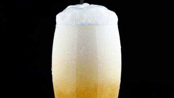 杯中有泡沫的淡啤酒
