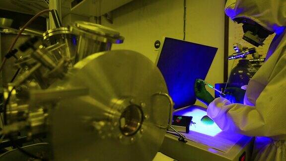 研究人员在实验室用显微镜工作