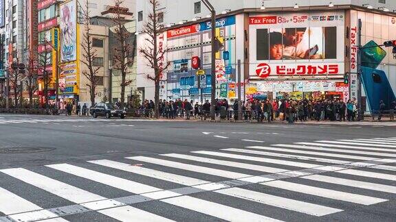 4K延时镜头:在东京秋叶原社区街道电子镇行人拥挤游客购物视频游戏动漫漫画的右边