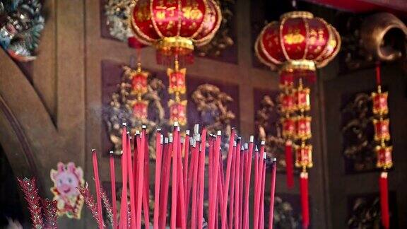 在中国寺庙里烧着大红香