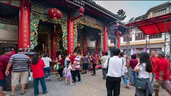 人群在中国寺庙举行仪式的时间流逝