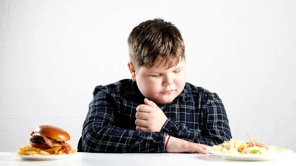 年轻的胖男孩选择健康和不健康的食物50帧秒