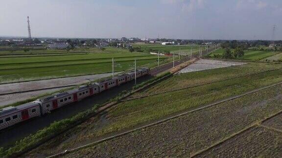 在印度尼西亚日惹旅客列车经过铁路的鸟瞰图