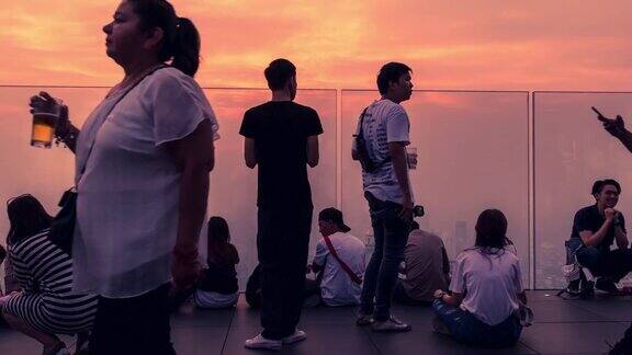 泰国曼谷人们在mahanakorn大厦等待日落