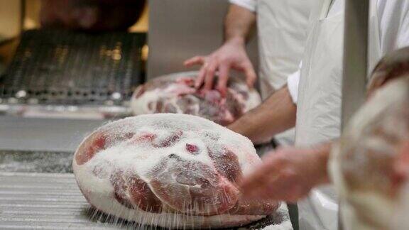 在火腿工厂按照意大利的传统火腿是手工腌制的