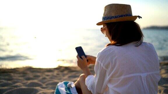 在海滩上使用手机
