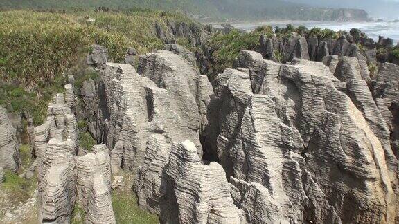 海浪在岩石海岸和山脉新西兰