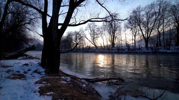 冬天的日出在河岸上