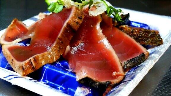 生金枪鱼金枪鱼寿司和传统的日本菜沙拉切片