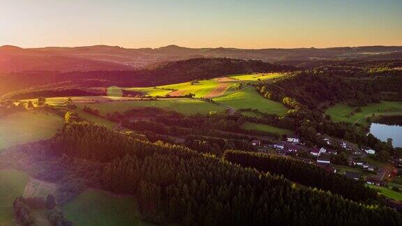 航拍的农村景观与雾蒙蒙的山丘在德国