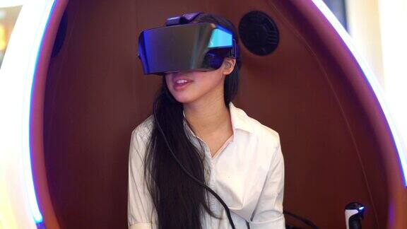 女孩在虚拟现实游戏中使用虚拟现实头盔