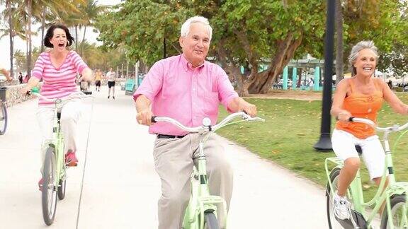 一群骑自行车玩得很开心的老年人朋友