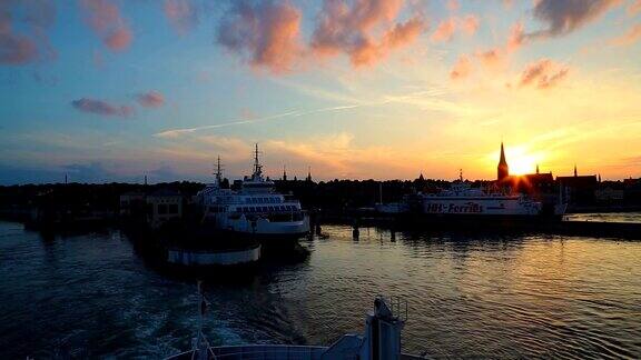 渡船在日落时离开码头
