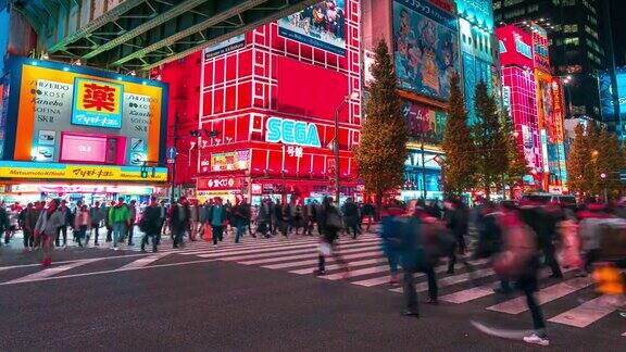 4K延时镜头:在东京秋叶原社区街道上游客们在晚上购物玩电子游戏玩动漫