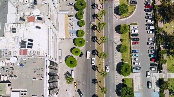 鸟瞰图的繁忙的度假小镇街道与停车场和过往的汽车
