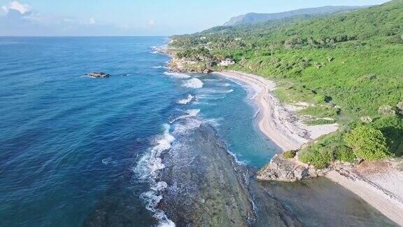 无人机总览显示加勒比海的海浪到达沙滩和绿色海岸线的巴拉奥纳