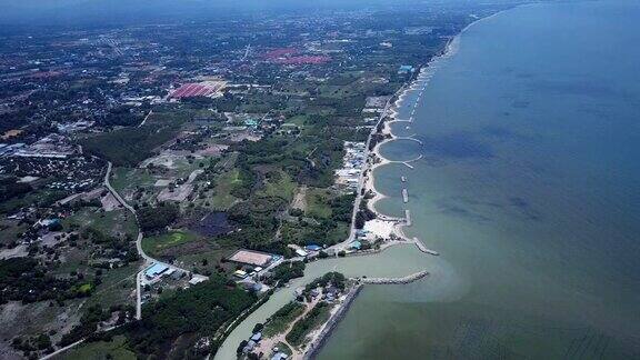 空中射击在泰国罗勇的地图塔普特工业园区石波被海浪冲入大海