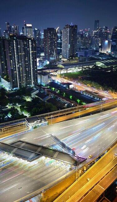 繁忙的城市道路许多汽车堵塞在收费公路或高速公路泰国曼谷2023