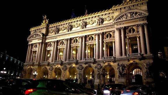 汽车驶过灯火通明的巴黎皇家音乐学院交通堵塞