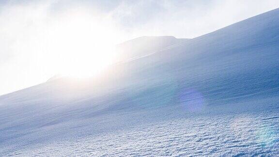 雪山中的田园诗般的宁静冬季景色