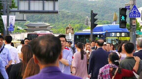 韩国首尔一群人在光华门广场的红绿灯上行走
