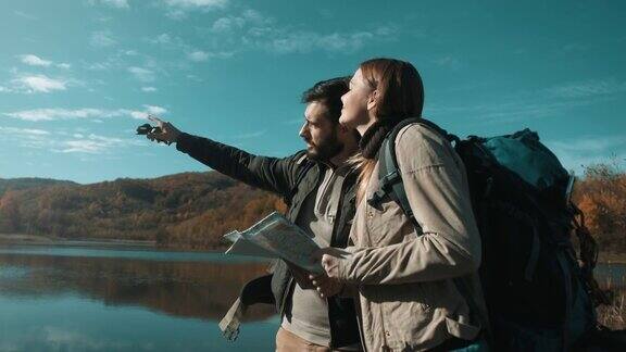 一对夫妇在湖边看地图