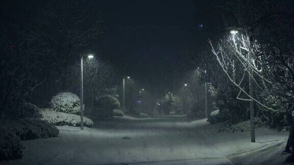 下雪的夜晚街道