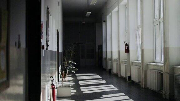 阳光灿烂的学校空荡荡的大厅